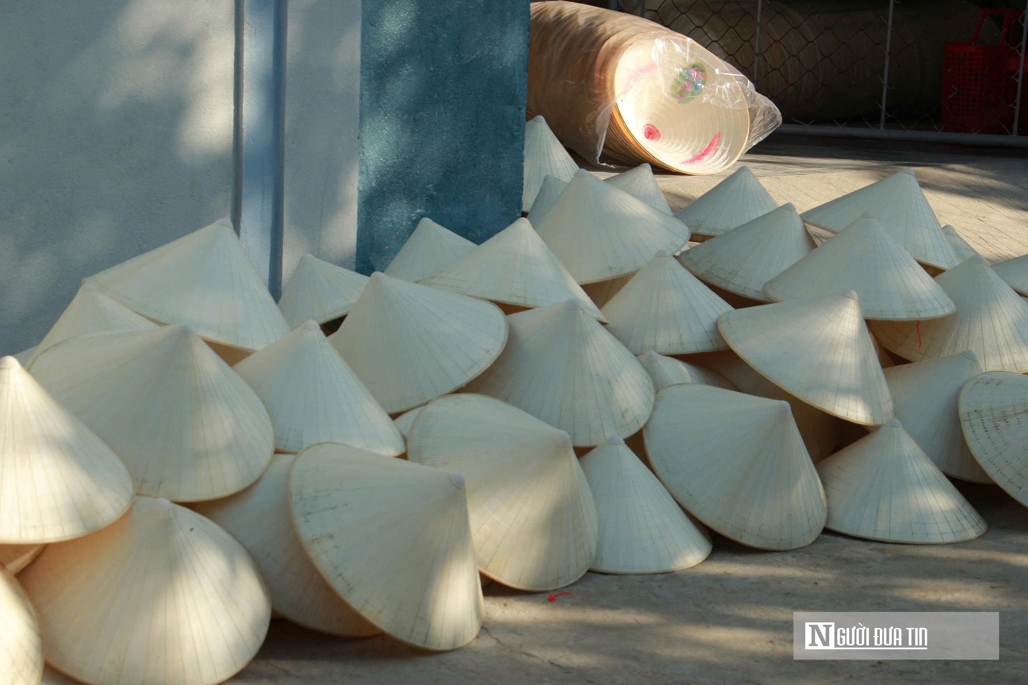 Làng nghề nón lá thủ công hơn 200 năm tìm cách "sống còn" giữa thời hiện đại- Ảnh 6.