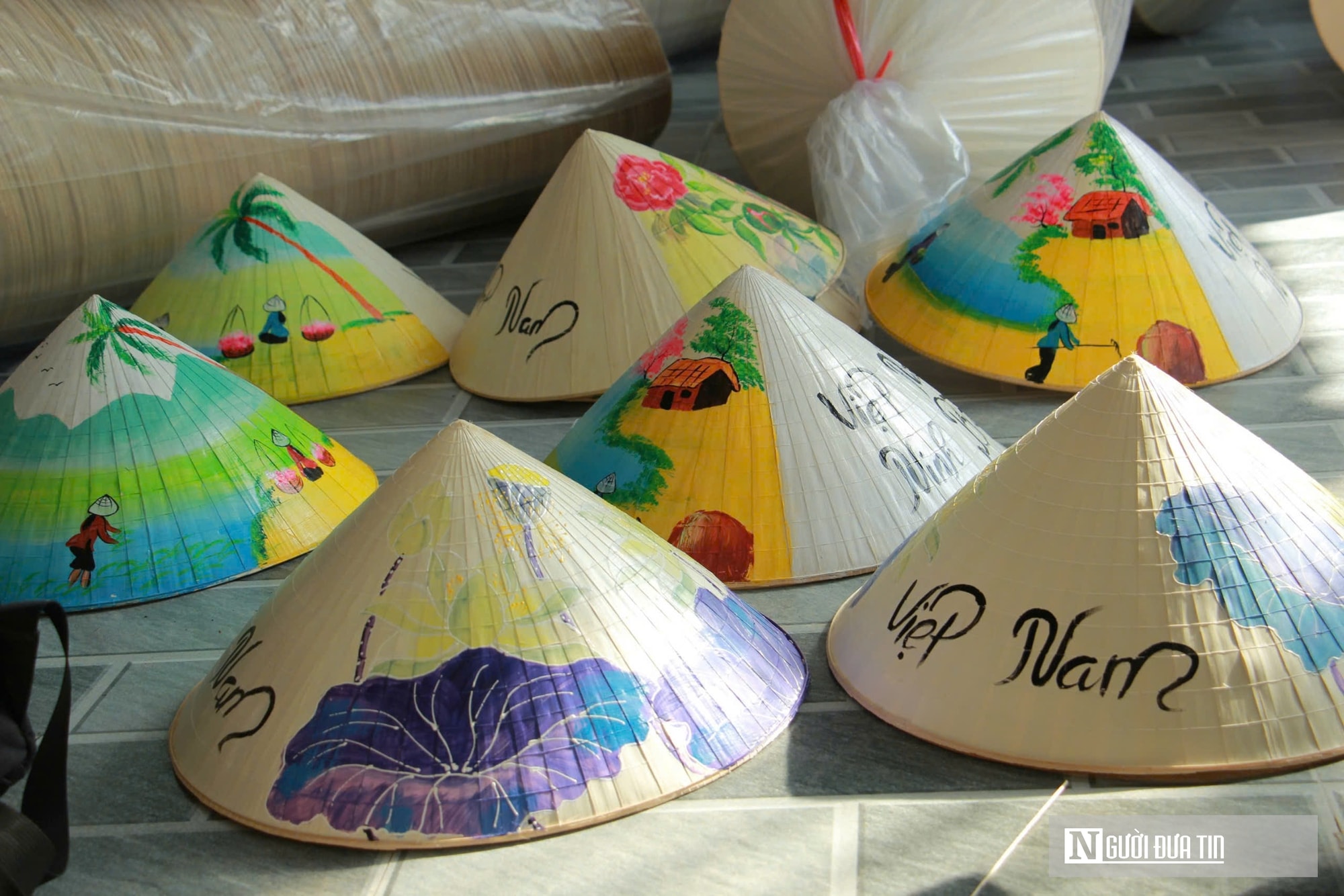 Làng nghề nón lá thủ công hơn 200 năm tìm cách "sống còn" giữa thời hiện đại- Ảnh 7.