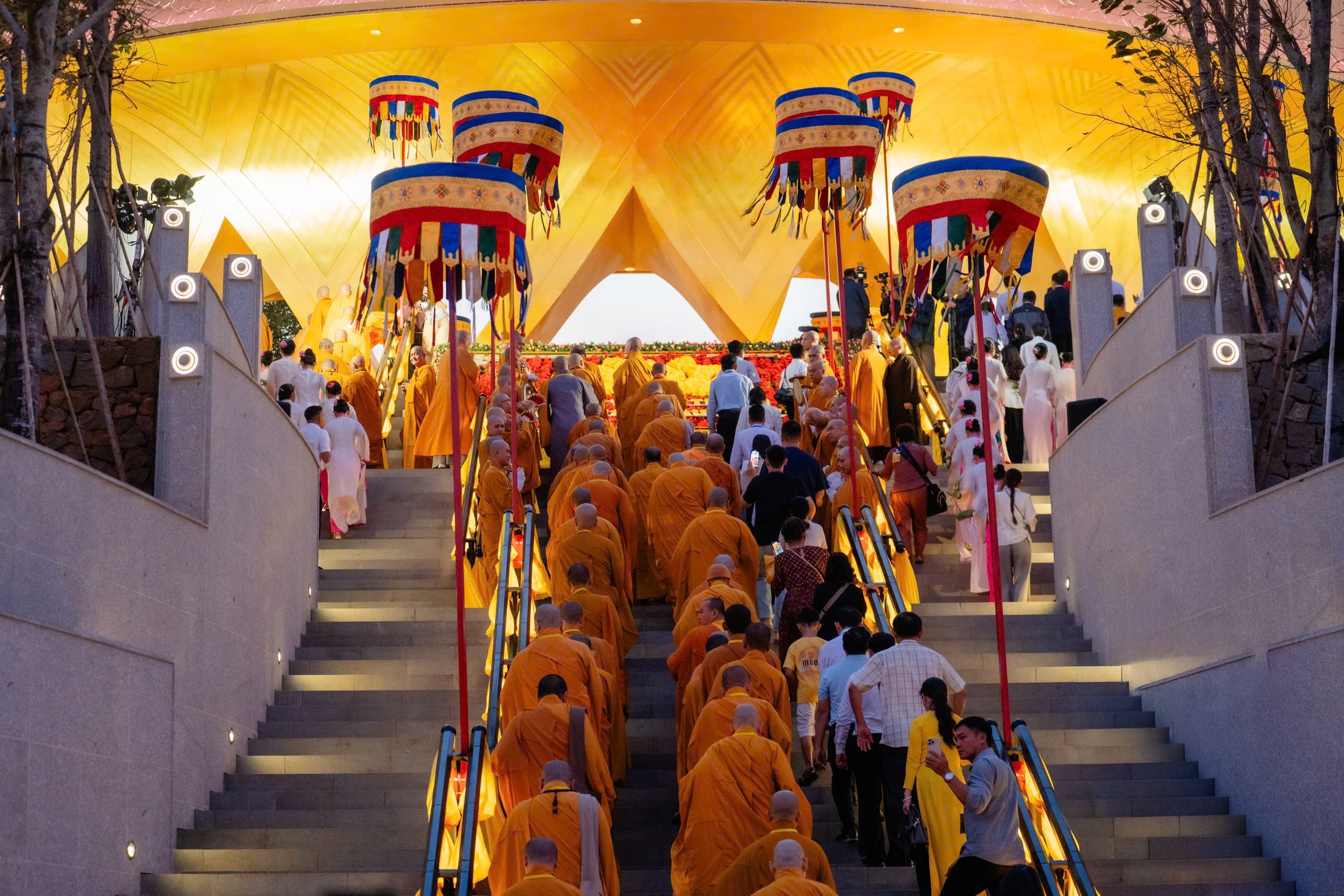 Choáng ngợp tượng Phật dát vàng 24K trên đỉnh núi Bà Đen - Ảnh 9.