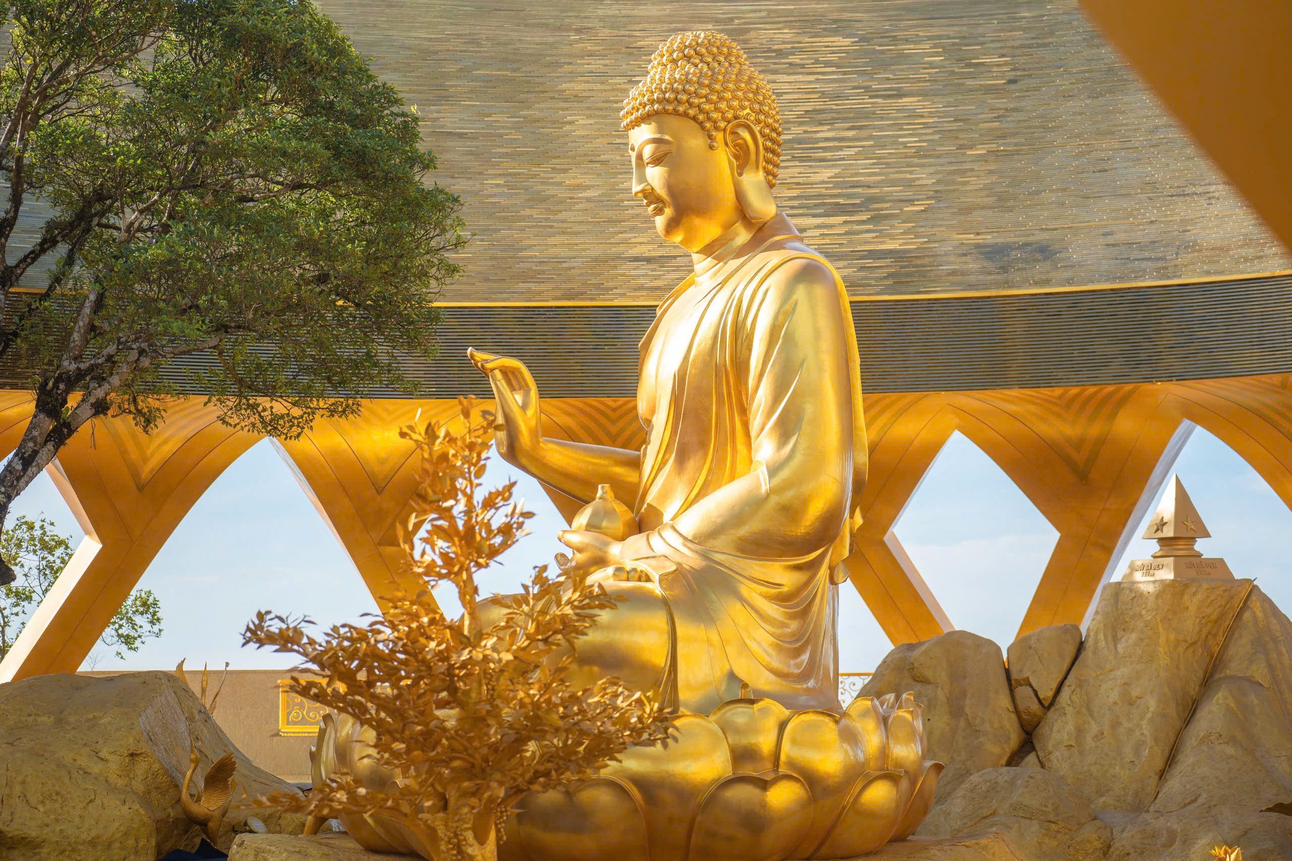 Choáng ngợp tượng Phật dát vàng 24K trên đỉnh núi Bà Đen - Ảnh 3.