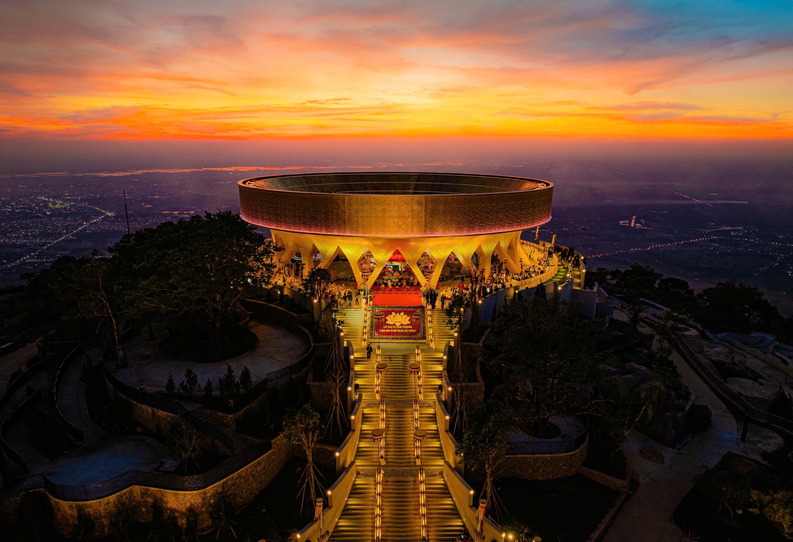 Choáng ngợp tượng Phật dát vàng 24K trên đỉnh núi Bà Đen - Ảnh 6.