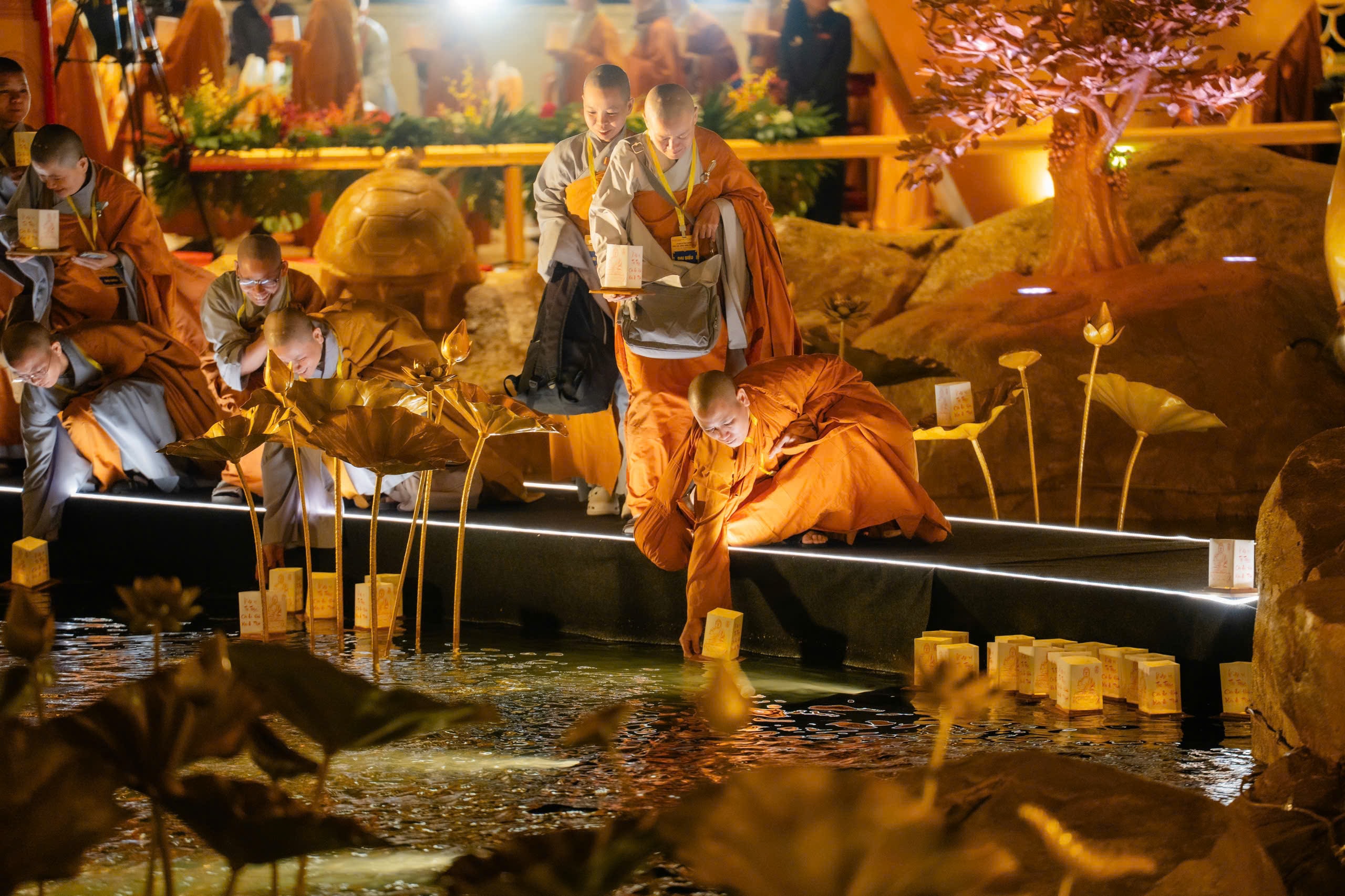 Choáng ngợp tượng Phật dát vàng 24K trên đỉnh núi Bà Đen - Ảnh 7.