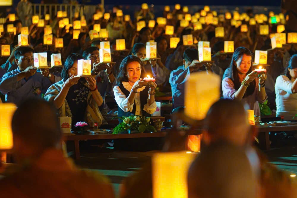 Choáng ngợp tượng Phật dát vàng 24K trên đỉnh núi Bà Đen - Ảnh 8.