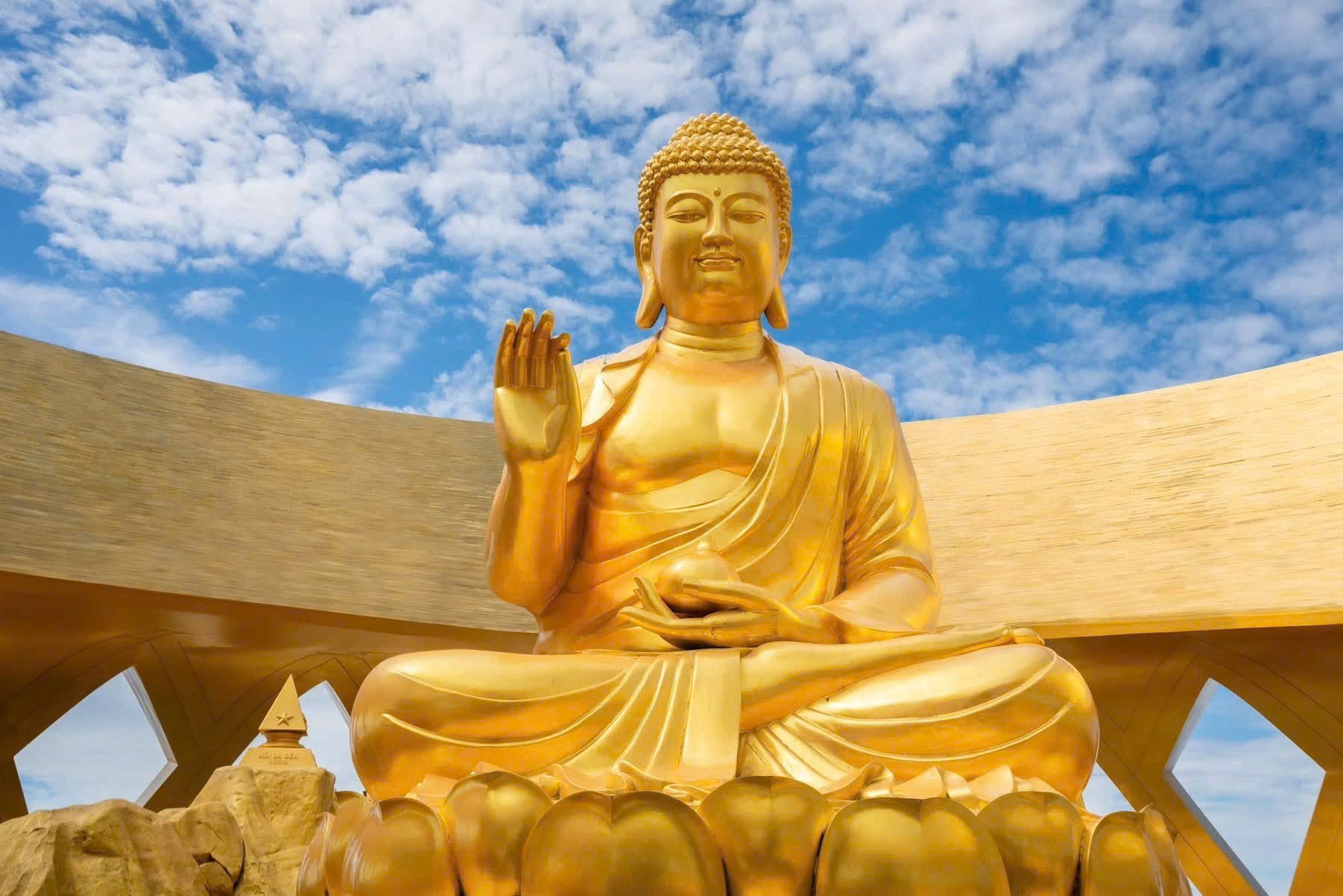 Choáng ngợp tượng Phật dát vàng 24K trên đỉnh núi Bà Đen - Ảnh 2.