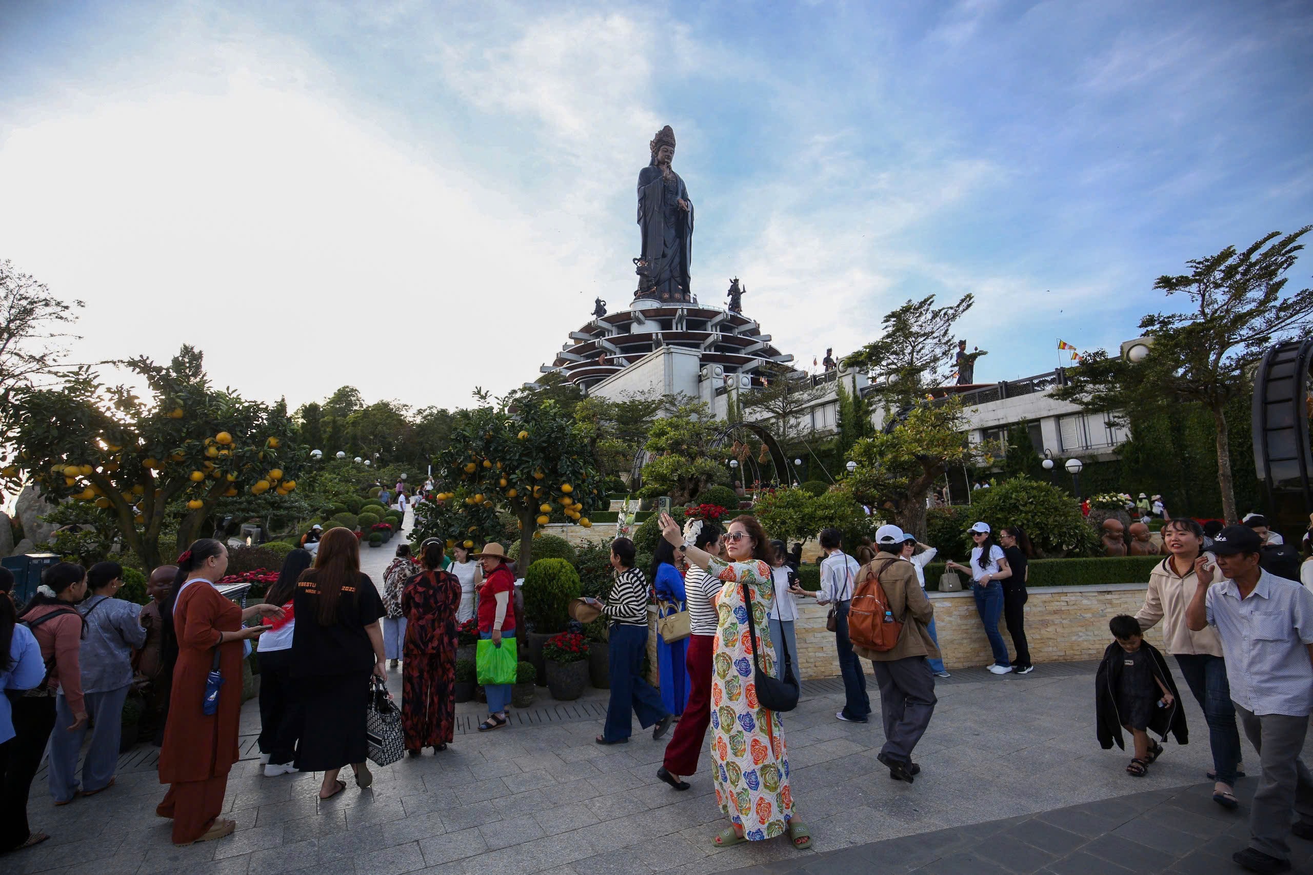 Choáng ngợp tượng Phật dát vàng 24K trên đỉnh núi Bà Đen - Ảnh 11.