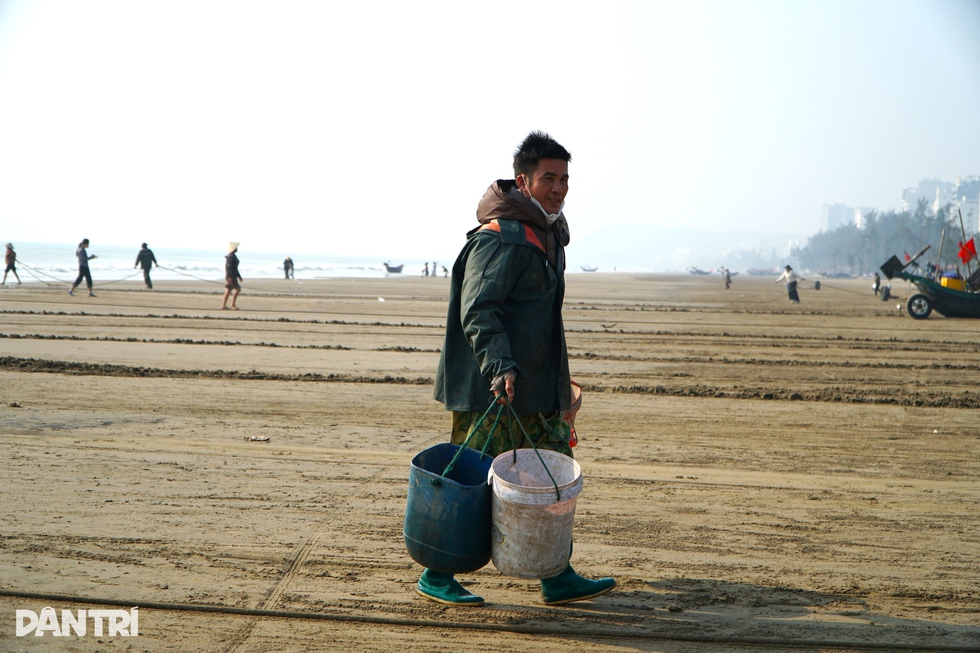 Lạnh tê tái, ngư dân ra khơi săn loài cá đắt đỏ, thu vài triệu đồng - 12