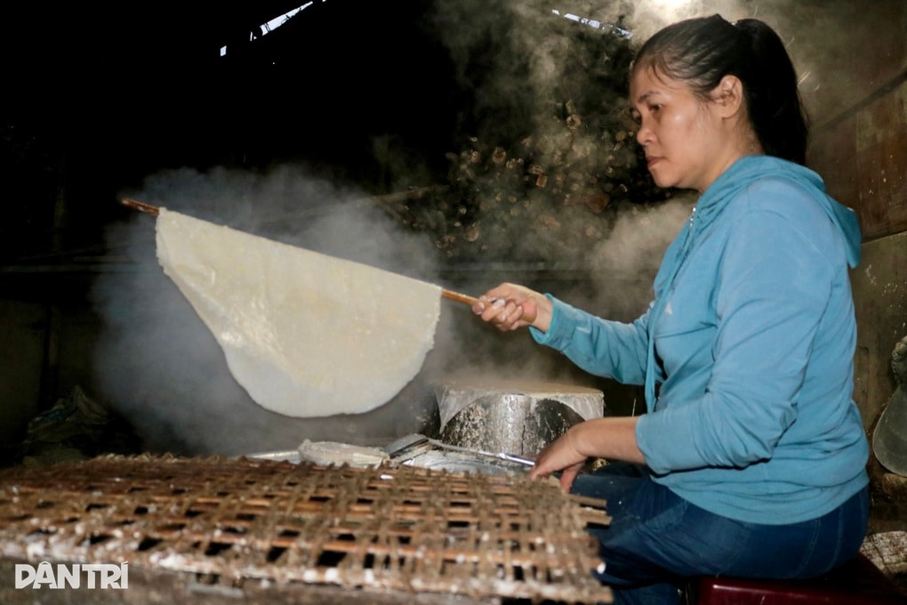 Ngày đêm hít khói, hơ lửa làm loại bánh trứ danh cho ngày Tết - 2