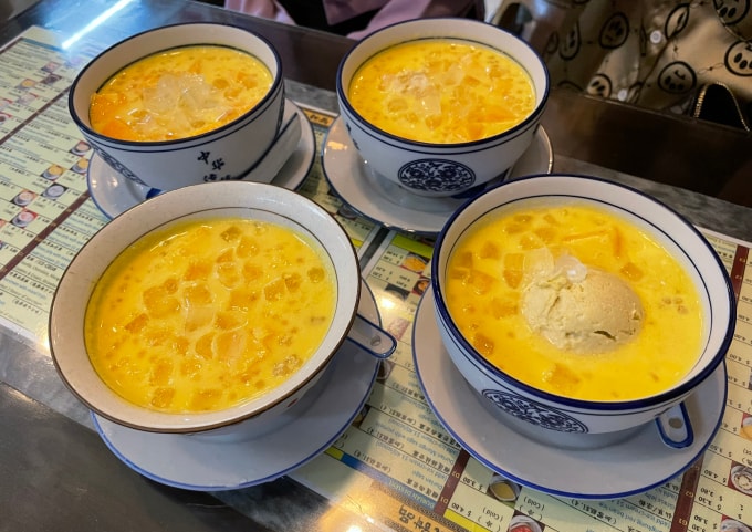 Món chè xoài trân châu và chè xoài trân châu có sầu riêng. Ảnh: Linh Hương