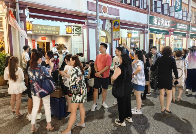 Khách đợi đến lượt bên ngoài quán. Ảnh: H Lim
