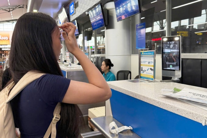 Hành khách làm thủ tục tại sân bay. Ảnh: C06
