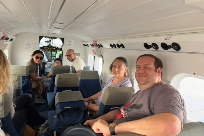 Gia đình Morris trên chuyến bay sang đảo Canouan. Ảnh: BI