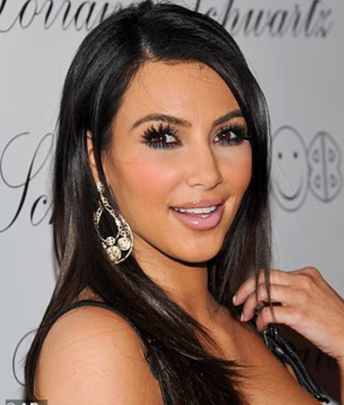 Chuyên gia tạo mẫu cho biết lượng phấn phủ quá nhiều làm mất đi vẻ rạng rỡ tự nhiên và khiến da trông xỉn màu. Ảnh: AP