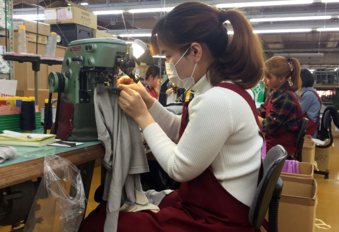 Người lao động Việt Nam ở nhà máy dệt Misuke, tỉnh Niigata, Nhật Bản. Ảnh: Japan Times