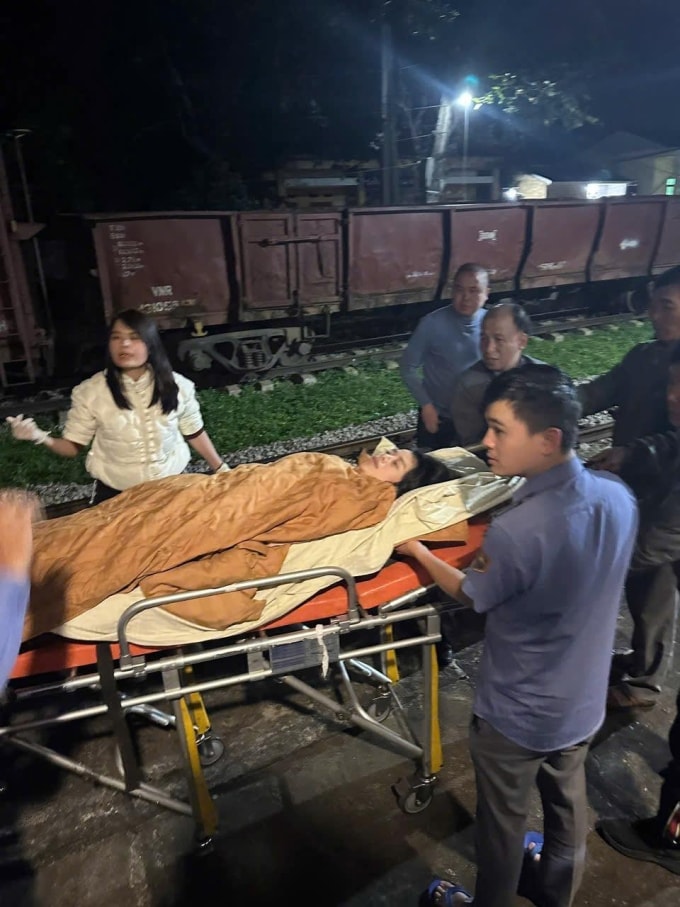 Sản phụ Tuyết Ngân được tổ tàu SE4 chuyển lên xe cấp cứu, đưa đến bệnh viện Đa khoa Quang Thành, đêm 10/1. Ảnh: Văn Trí Trần