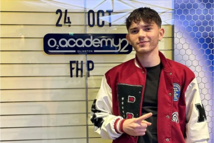 Oliver Archer, 21 tuổi, một huấn luyện viên thể hình ở  Ladbroke Grove, phía tây London. Ảnh: Metro