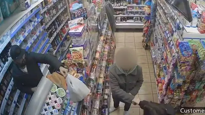 Bố của Oliver (che mặt) bắt tay khi cậu làm quen, vào lần hội ngộ ngày 27/10 tại cửa hàng tiện lợi ở  Ladbroke Grove, phía tây London. Ảnh: Metro