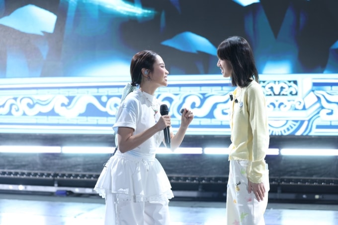 Phương Mỹ Chi (trái) và Khả Lâu tập luyện cho tiết mục. Ảnh: Vmas