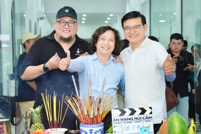 Võ Thanh Hòa (phải) cùng êkíp ở buổi khai máy Án mạng núi Cấm. Đạo diễn sau đó thay hình  bảng clapper board. Ảnh: 89s Group