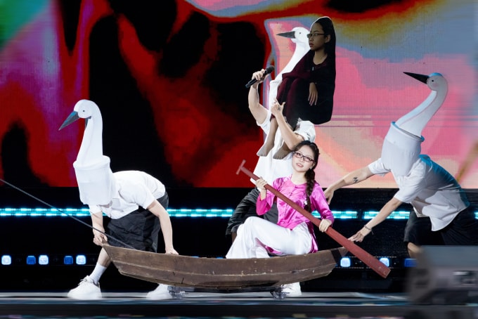 Phương Mỹ Chi tái hiện hình ảnh cô bé dân ca đi thi Giọng hát Việt Nhí lúc 10 tuổi trên sân khấu. Ảnh: Vmas