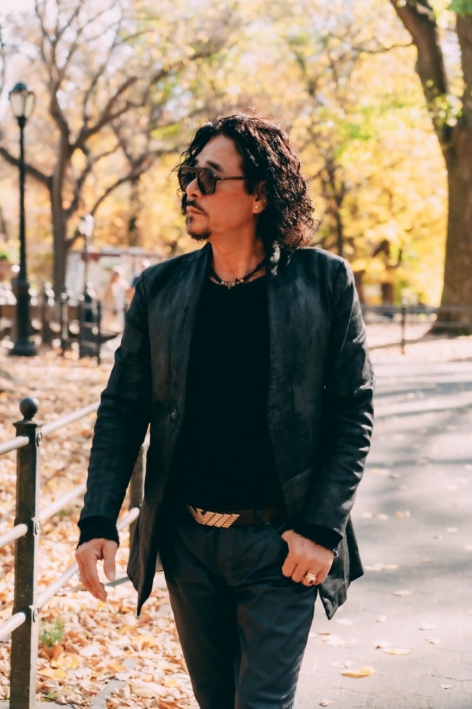 Hình ảnh của Khắc Triệu trong MV quay ở Mỹ.