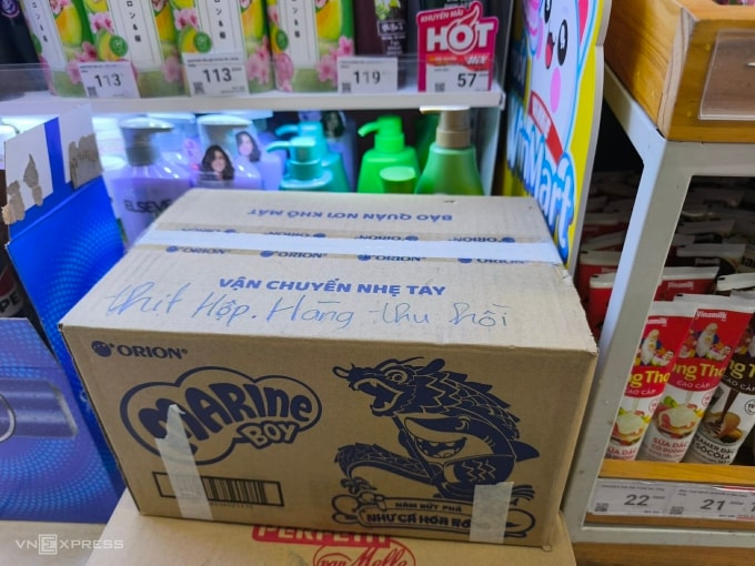 Hộp sản phẩm thu hồi tại một tiệm tạp hóa Hải Phòng, ngày 11/1. Ảnh: Lê Tân