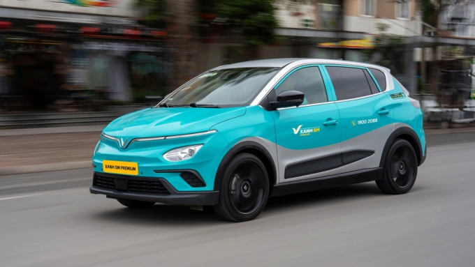 Một mẫu taxi Xanh SM Premium trên đường phố. Ảnh: GSM