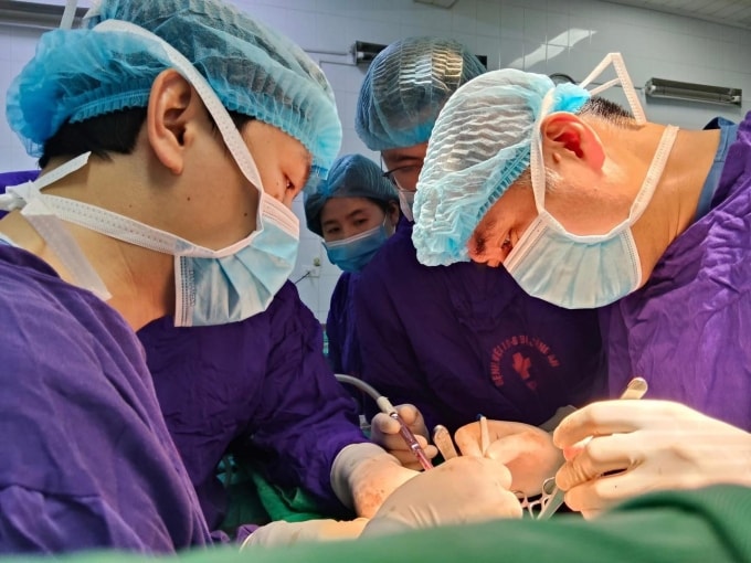 Bác sĩ phẫu thuật cho bệnh nhân. Ảnh: Bệnh viện cung cấp