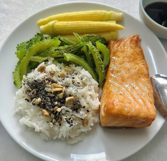 Rau củ, cá béo cung cấp nhiều dưỡng chất và vitamin cần thiết hỗ trợ tóc mọc chắc khỏe. Ảnh: Đình Diệu