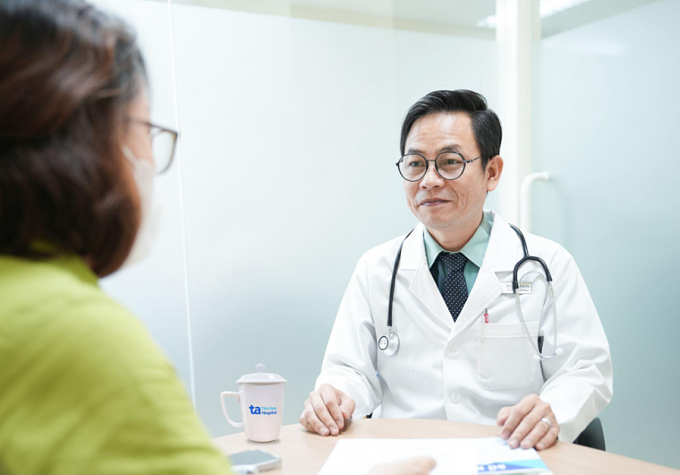 Bác sĩ Thành tư vấn cho người bệnh. Ảnh minh họa: Bệnh viện Đa khoa Tâm Anh