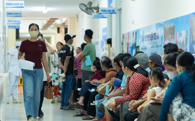 Người dân khám bệnh tại Bệnh viện Từ Dũ cơ sở 2, hoạt động từ cuối năm ngoái ở xã Cần Giờ, đặt tại hạ tầng của Trung tâm Y tế huyện Cần Giờ (cũ), hoạt động theo mô hình bệnh viện đa khoa liên kết. Ảnh: Bệnh viện cung cấp