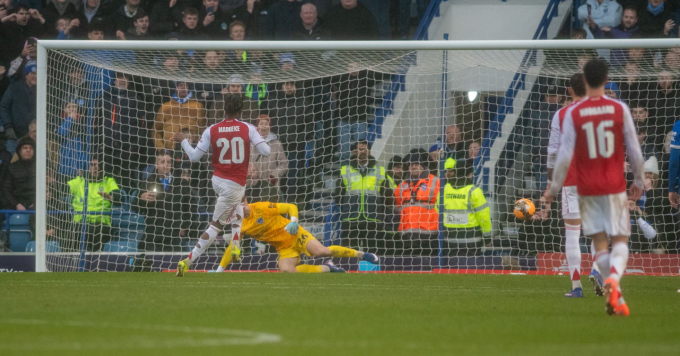 Noni Madueke đá phạt đền chệch cột. Ảnh: Shutterstock