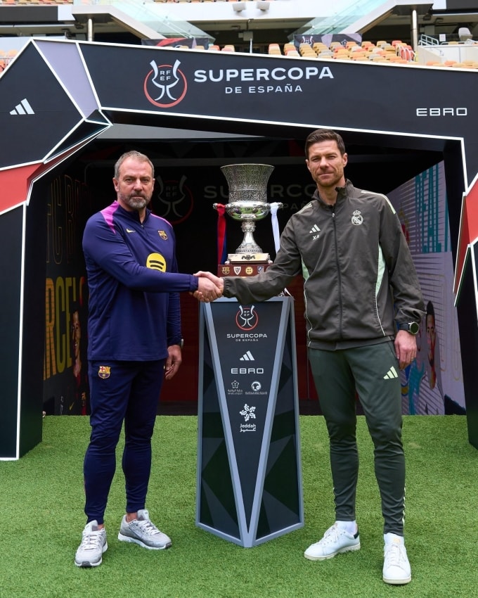 HLV Hansi Flick bắt tay Xabi Alonso một ngày trước chung kết Siêu Cup Tây Ban Nha. Ảnh: FC Barcelona