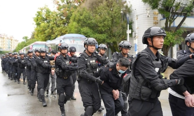 Cảnh sát Trung Quốc áp giải nghi phạm lừa đảo hồi tháng 11/2023. Ảnh: Bộ Công an Trung Quốc