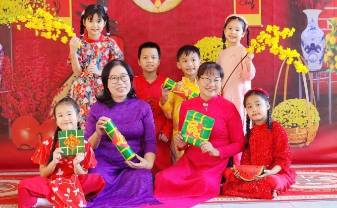 Cô trò trường Tiểu học Đặng Trần Côn, TP HCM, chụp ảnh lưu niệm với tiểu cảnh Tết Ất Tỵ, tháng 1/2025. Ảnh: Thúy Hà
