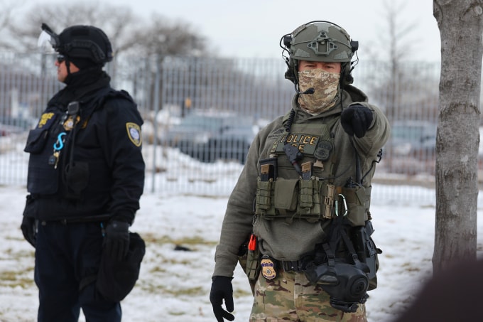 Đặc vụ liên bang và nhân viên thực thi pháp luật tại Minneapolis, bang Minnesota ngày 9/1. Ảnh: AP