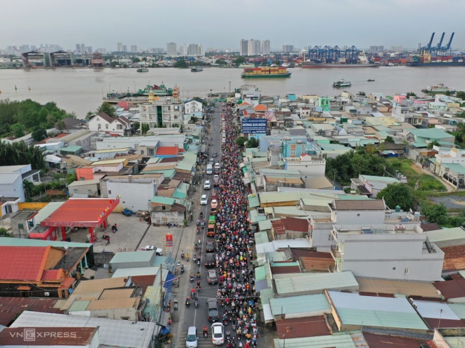 Đường Nguyễn Thị Định đoạn trước bến phà Cát Lái phía TP HCM. Ảnh: Giang Anh