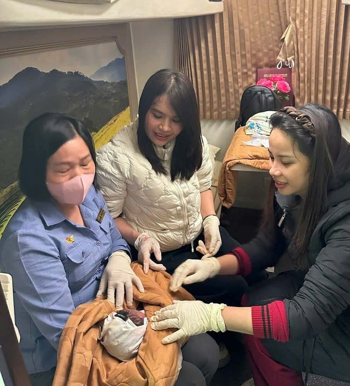 Bé trai chào đời trên tàu SE4. Ảnh: VNR