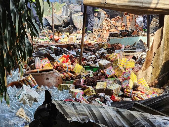 Cửa hàng bán hàng mã, nhang, đèn bị lửa thiêu rụi, mái tôn sập xuống. Ảnh: Đình Văn