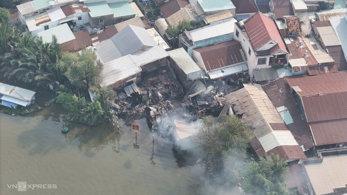 Hiện trường cháy dãy nha ven kênh, sáng 11/1. Ảnh: Đình Văn