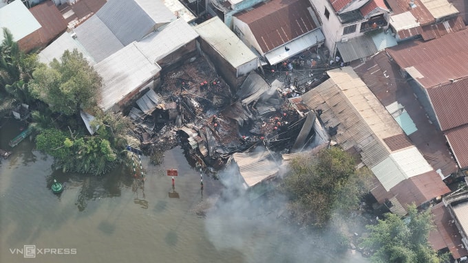 Hiện trường cháy dãy nha ven kênh, sáng 11/1. Ảnh: Đình Văn