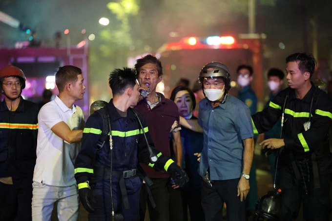 Nạn nhân (uống nước) được cảnh sát giải cứu, tối 11/1. Ảnh: Phước Tuấn