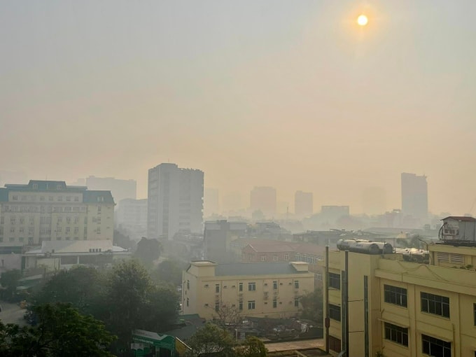 Không khí ở khu vực Cầu Giấy, Hà Nội, lúc 8h30 ngày 11/1. Ảnh: Đoàn Loan