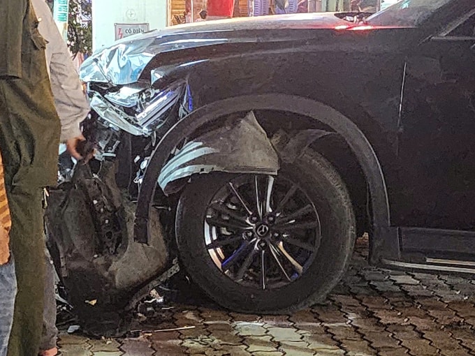 Phần đầu ôtô bể nát sau tai nạn. Ảnh: Đình Văn