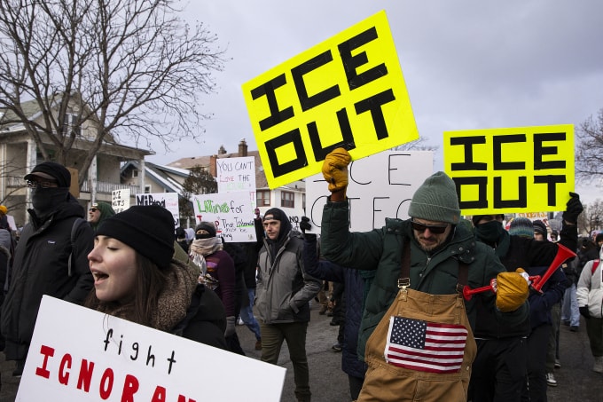 Đám đông biểu tình phản đối ICE ở thành phố Minneapolis, bang Minnesota, Mỹ ngày 10/1. Ảnh: AFP