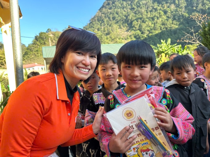 Bà Trần Thị Thu Hà (trái), Chủ tịch Công đoàn FPT, Giám đốc Quỹ Người FPT vì Cộng đồng trao quà cho các em nhỏ tại trường Tiểu học Vân Hồ, xã Vân Hồ, ngày 9/1.