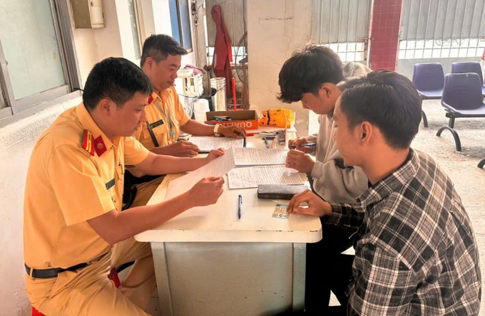 CSGT lập biên bản vi phạm đối với 2 thanh niên. Ảnh: Công an TP HCM