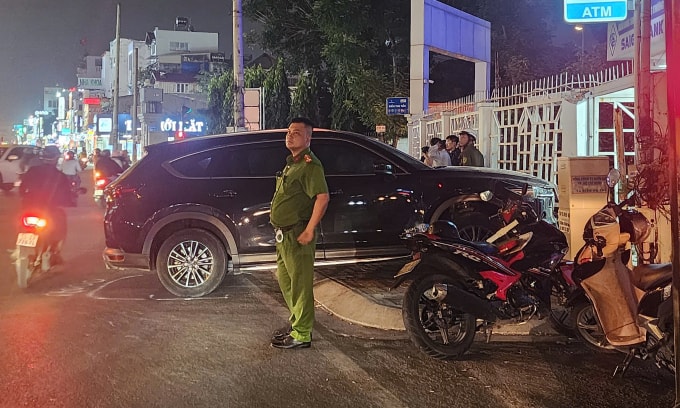 Cảnh sát đang xử lý hiện trường tai nạn. Ảnh: Đình Văn