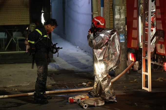 Cảnh sát mặc đồ chuyên dụng vào giải cứu nạn nhân. Ảnh: Phước Tuấn