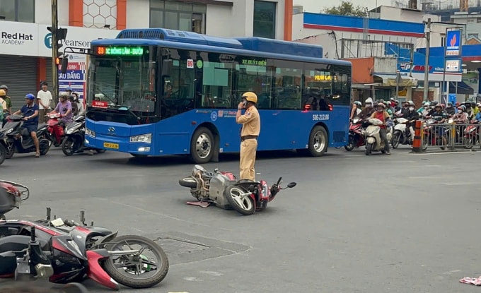 CSGT đang xử lý ở hiện trường tai nạn. Ảnh: Đình Văn