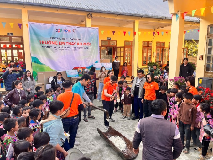 Hoạt động giã bánh dày cùng các em học sinh trường Tiểu học Vân Hồ.